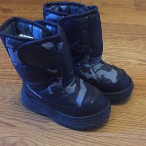 Snow boots